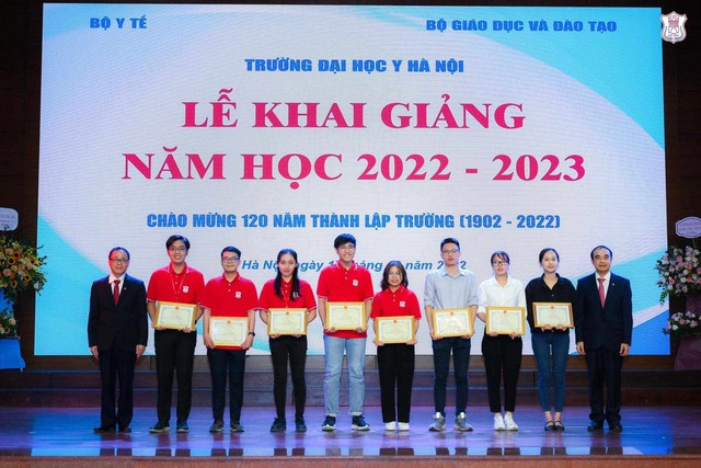 Thủ khoa ngày ấy và bây giờ: Lên đại học tiếp tục làm thủ khoa - Ảnh 2.