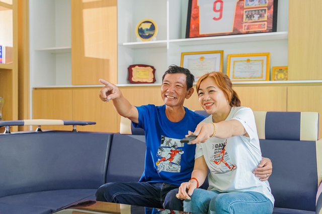 Gia đình truyền lửa cho Huỳnh Như qua TV Neo QLED lớn nhất - Ảnh 1.