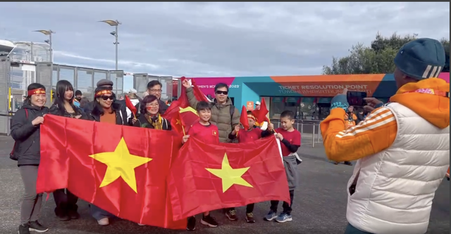 Cổ vũ đội tuyển nữ Việt Nam tại New Zealand: Rưng rưng nghe quốc ca Việt Nam - Ảnh 4.