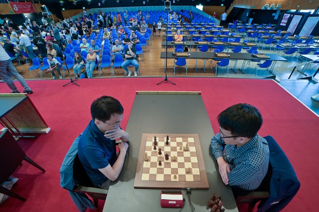 Lê Quang Liêm thể hiện đẳng cấp đánh cờ chớp ở Festival cờ vua Biel - Ảnh 1.
