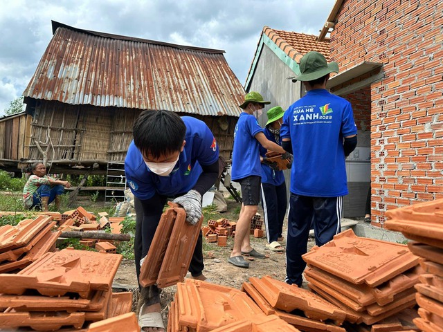 Theo bước chân tình nguyện: Về vùng cao xây nhà nhân ái   - Ảnh 1.