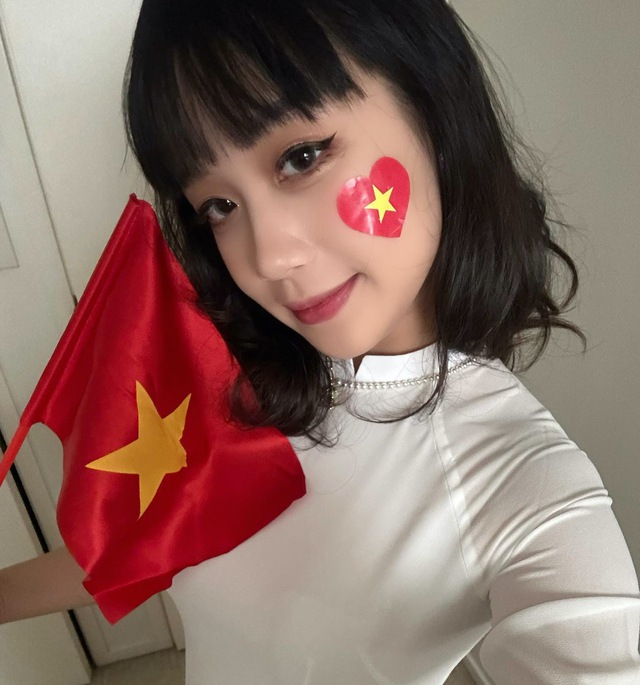 Người trẻ Việt trên khán đài World Cup nữ: Diện áo dài vào sân cổ vũ - Ảnh 2.
