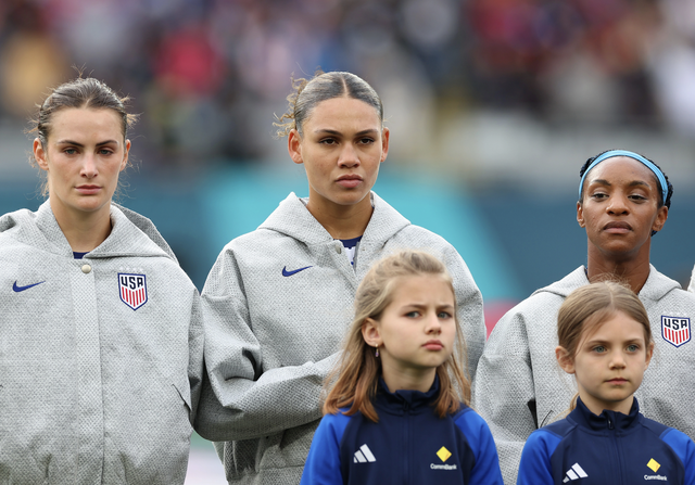 Đội tuyển nữ Mỹ bị chỉ trích vì không hát Quốc ca  - Ảnh 1.