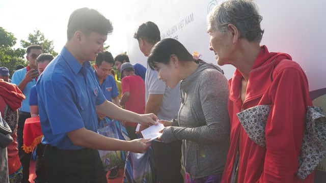 Bí thư T.Ư Đoàn Nguyễn Minh Triết phát động Nông thôn mới và Chủ nhật xanh - Ảnh 4.