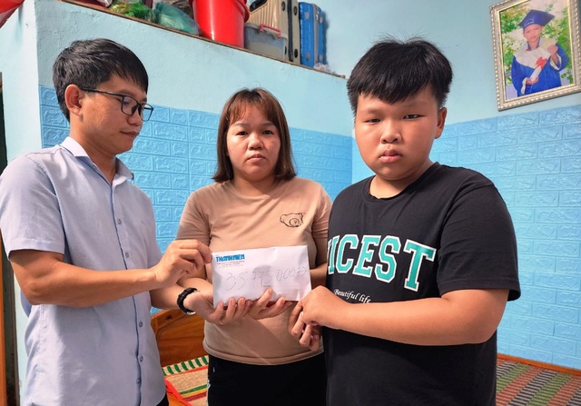 Trao tiền bạn đọc hỗ trợ các trường hợp bệnh tật, khó khăn ở Quảng Nam  - Ảnh 1.