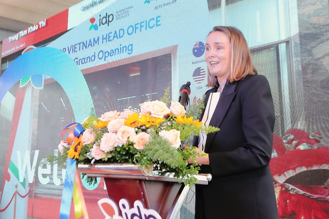 Bà Tennealle O'Shannessy, CEO IDP Education phát biểu trong chuyến công tác tại Việt Nam vào ngày 21.7.2023