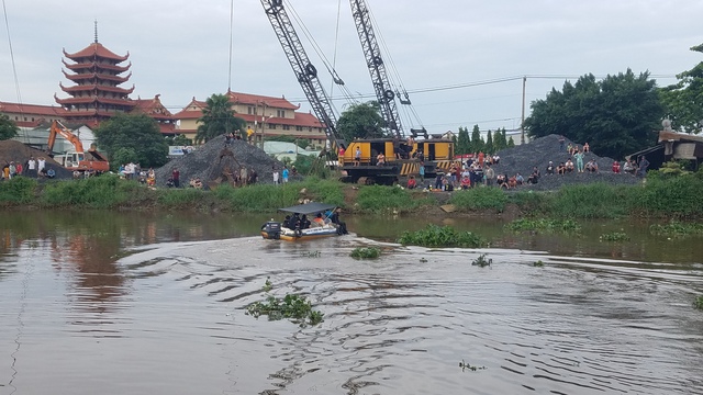 Tìm thấy thi thể hai thanh niên thi bơi qua Kênh Xáng chìm mất tích - Ảnh 1.