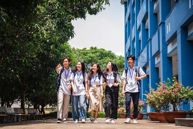Trường ĐH Mở TP.HCM cấp nhiều học bổng cho sinh viên trúng tuyển khóa 2023 - Ảnh 3.