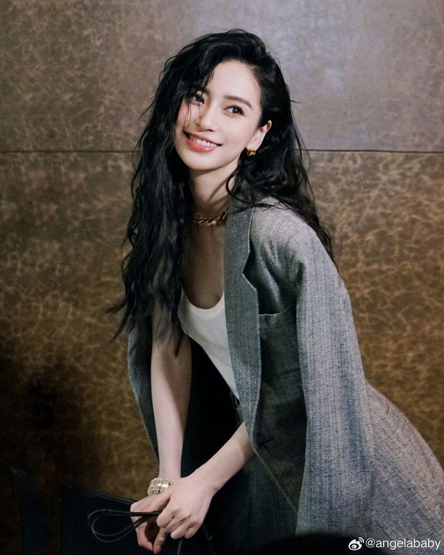 Tóc xoăn xù được Lisa, Angelababy, Jiyeon  “đánh bại” camera thường bởi vẻ ngoài hoàn hảo - Ảnh 1.