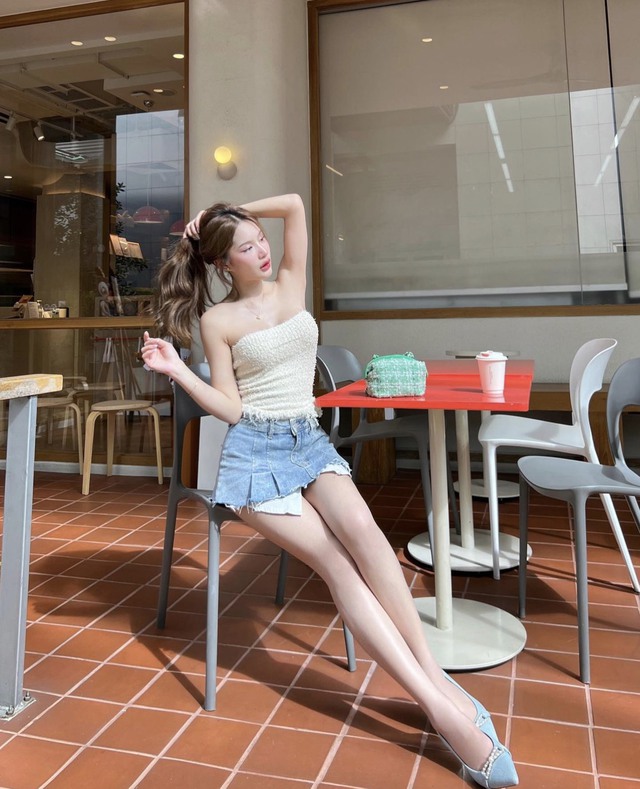 Áo ống là item giúp nàng 'cân' đẹp mọi style, từ quyến rũ đến nhẹ nhàng - Ảnh 8. Áo ống là item giúp nàng 'cân' đẹp mọi style, từ quyến rũ đến nhẹ nhàng - Ảnh 8.