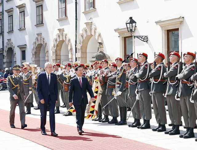 Lễ đón chính thức Chủ tịch nước Võ Văn Thưởng thăm Cộng hòa Áo - Ảnh 4.