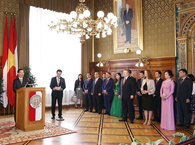 Chủ tịch nước và phu nhân thăm Tòa thị chính, gặp Thị trưởng Vienna - Ảnh 1.