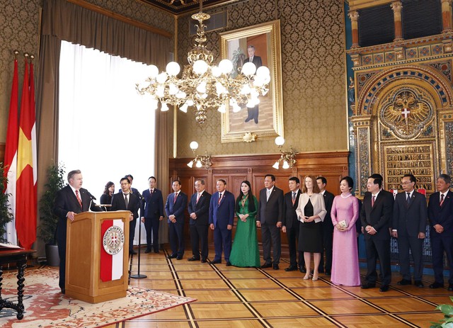 Chủ tịch nước và phu nhân thăm Tòa thị chính, gặp Thị trưởng Vienna - Ảnh 2.