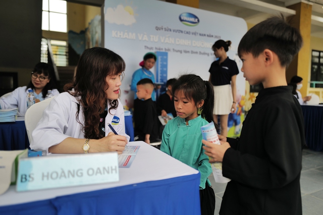 Theo chân Quỹ sữa trên những hành trình 'Trao sữa, gửi niềm vui' - Ảnh 1.