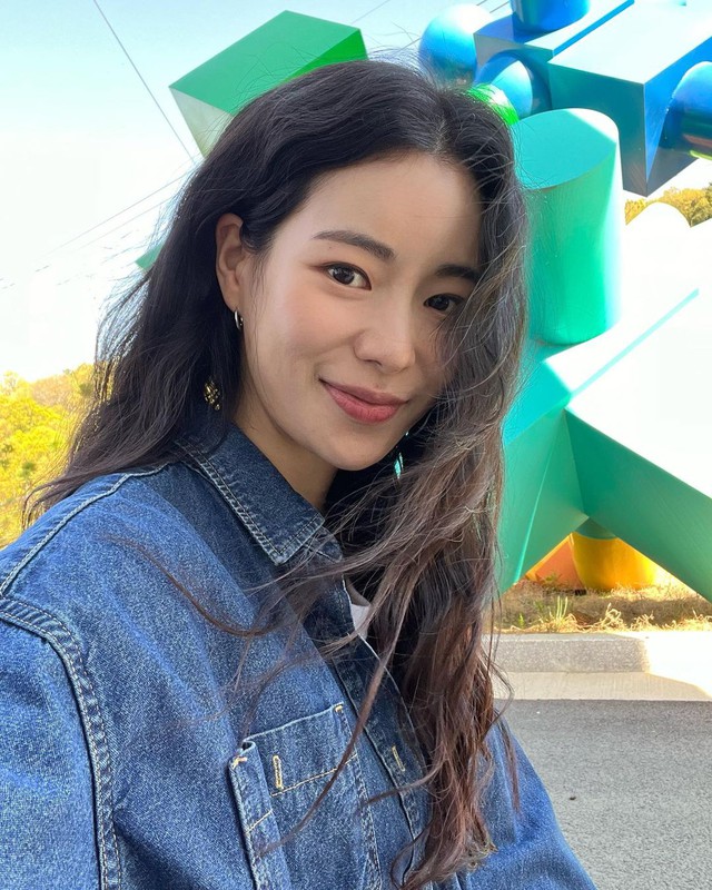 Tóc xoăn xù được Lisa, Angelababy, Jiyeon “đánh bại” camera thường bởi vẻ ngoài hoàn hảo - Ảnh 5. Tóc xoăn xù được Lisa, Angelababy, Jiyeon “đánh bại” camera thường bởi vẻ ngoài hoàn hảo - Ảnh 5.