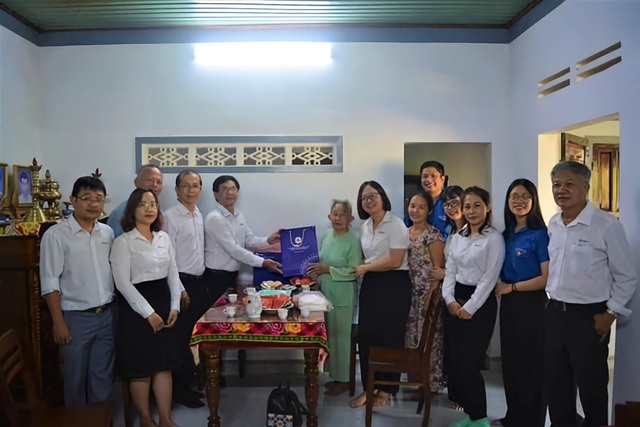 Công ty Điện lực Bình Định thăm Mẹ Việt Nam anh hùng  - Ảnh 1.