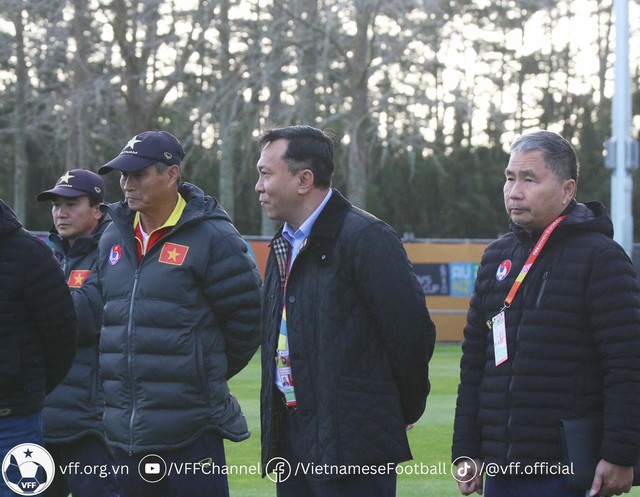 Chủ tịch VFF đến động viên đội tuyển nữ Việt Nam trước trận gặp Bồ Đào Nha - Ảnh 1.