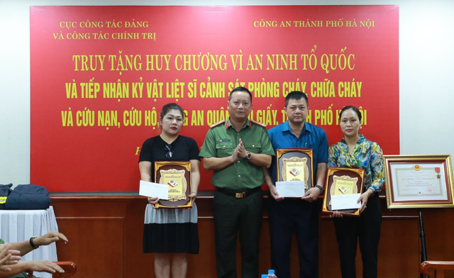 Bảo tàng CAND tiếp nhận, trưng bày kỷ vật của 3 liệt sĩ PCCC ở Hà Nội - Ảnh 2.