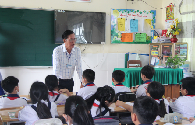 Chuyện tử tế: Thầy giáo làm MC kiếm tiền giúp đỡ học sinh nghèo - Ảnh 1.