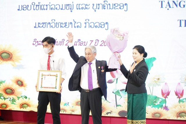 Lào trao huân chương lao động hạng 3 cho Trường ĐH Cửu Long - Ảnh 2.