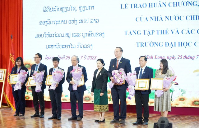 Lào trao huân chương lao động hạng 3 cho Trường ĐH Cửu Long - Ảnh 3.