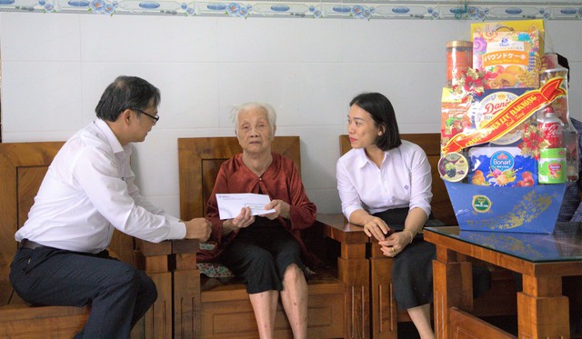 Công ty Điện lực Đắk Nông thăm, tặng quà cho các Mẹ Việt Nam anh hùng - Ảnh 1.