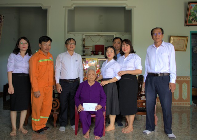 Công ty Điện lực Đắk Nông thăm, tặng quà cho các Mẹ Việt Nam anh hùng - Ảnh 2.