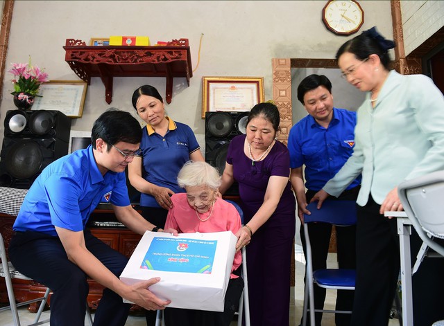 Anh Bùi Quang Huy thăm Mẹ Việt Nam Anh hùng 107 tuổi tại Hà Nam - Ảnh 1.