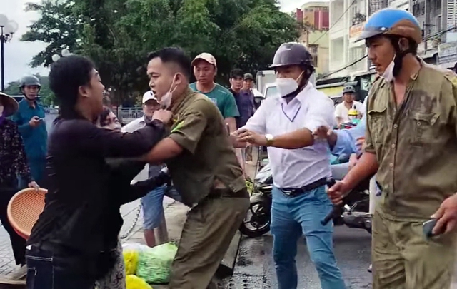 Cà Mau: Xác minh vụ xô xát giữ trật tự đô thị với tiểu thương - Ảnh 1.