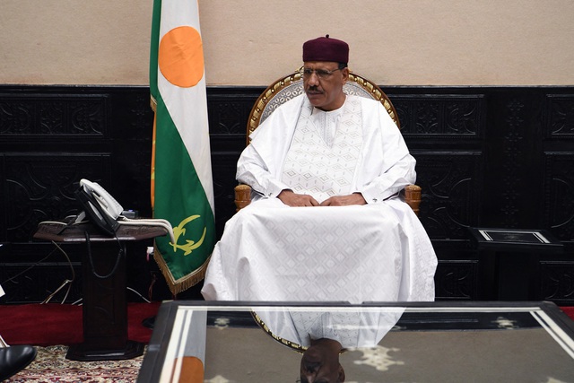 Tổng thống Niger bị cận vệ 'giam' trong dinh thự, sắp có đảo chính? - Ảnh 1.
