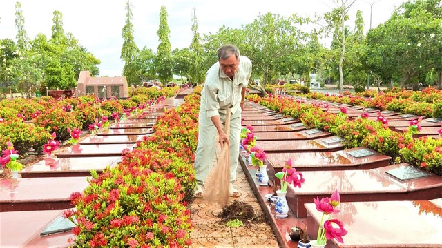 Chuyện tử tế: Những người âm thầm chăm sóc mộ liệt sĩ - Ảnh 2.