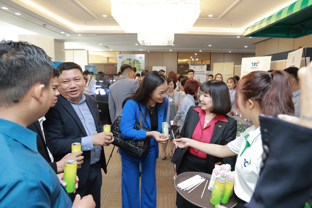 Bà Huỳnh Bích Ngọc - Phó Chủ tịch Thường trực, Tổng giám đốc Tập đoàn TTC giới thiệu sản phẩm của ngành Nông nghiệp đến khách mời