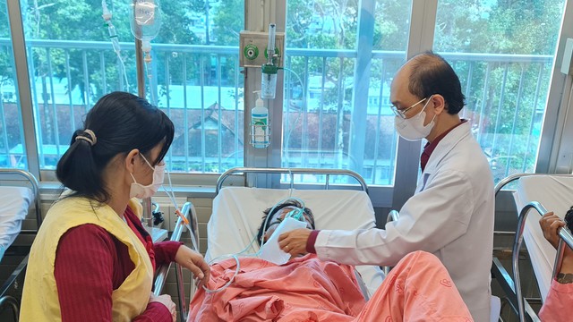 Bệnh viện Chợ Rẫy tiếp nhận 4 bệnh nhân nghi ngạt khí hố ga  - Ảnh 1.