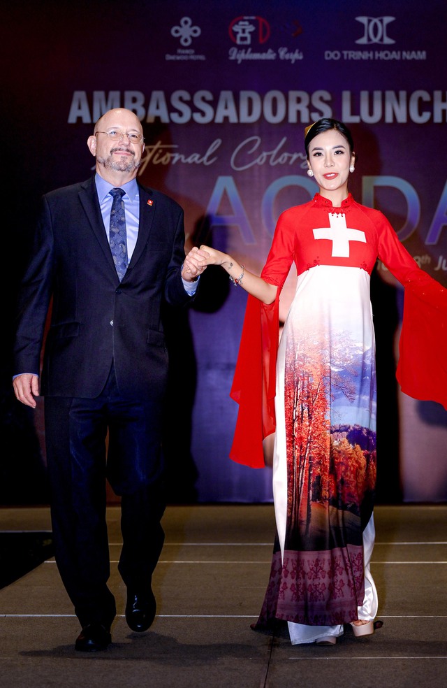 Đại sứ các nước Pháp, Ý, Đức, Canada, Palestine... catwalk cùng áo dài Việt Nam - Ảnh 5.