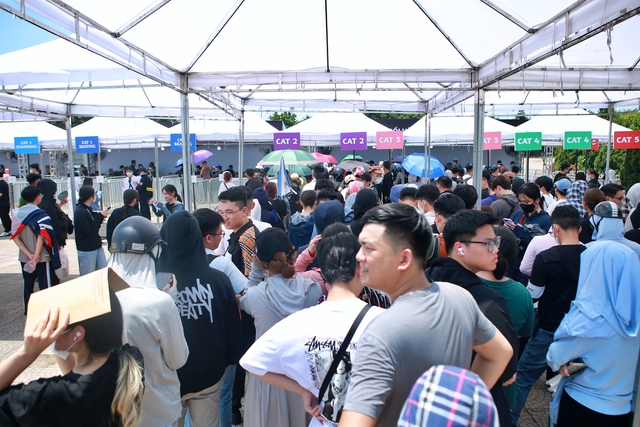 Khán giả 'chôn chân' dưới nắng nóng đợi đến lượt đổi vòng tay dự concert của BlackPink - Ảnh 4.