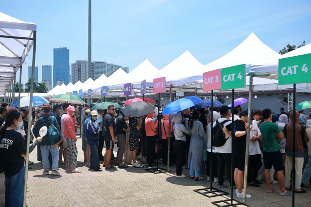 Khán giả 'chôn chân' dưới nắng nóng đợi đến lượt đổi vòng tay dự concert của BlackPink - Ảnh 1.