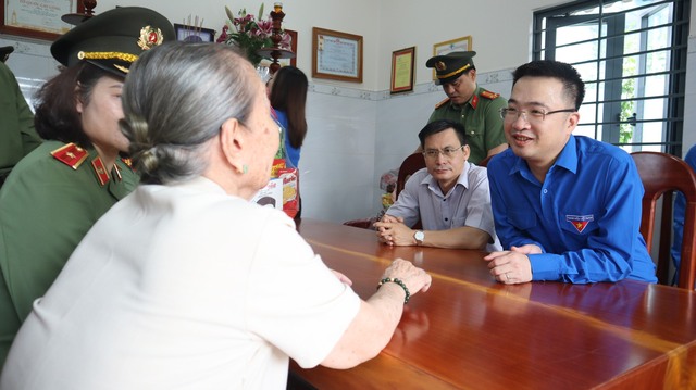Bí thư TƯ Đoàn Nguyễn Tường Lâm thăm mẹ VNAH tại tỉnh Tây Ninh - Ảnh 1.