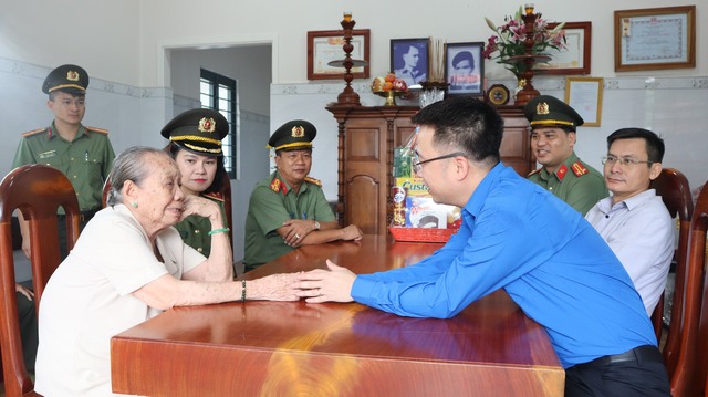 Bí thư TƯ Đoàn Nguyễn Tường Lâm thăm mẹ VNAH tại tỉnh Tây Ninh - Ảnh 2.