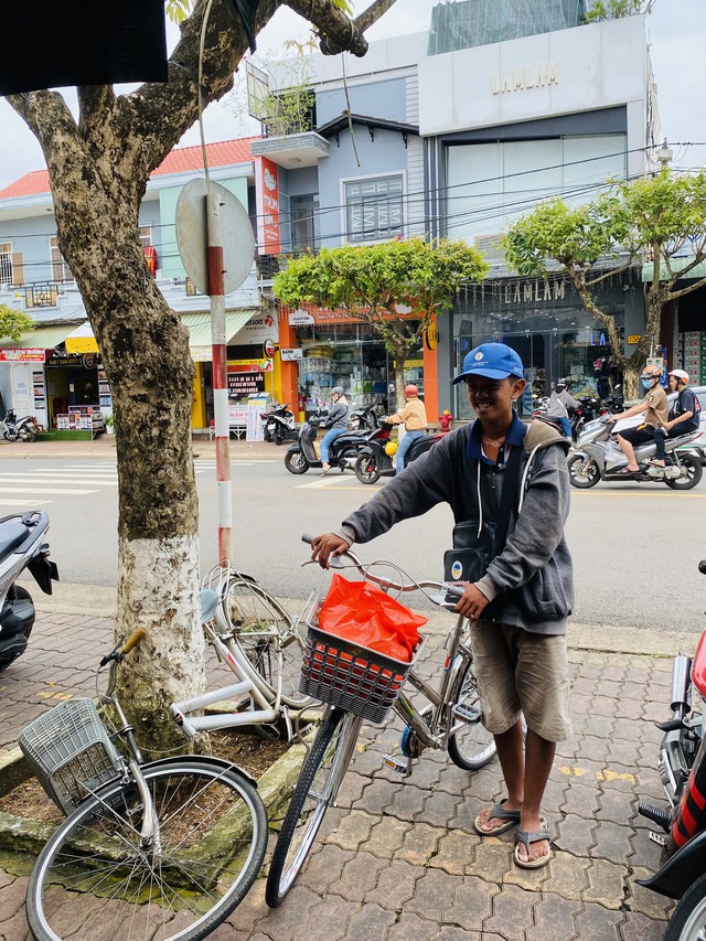 Xe đạp gãy đôi, chàng trai bán vé số nhận món quà bất ngờ - Ảnh 3.