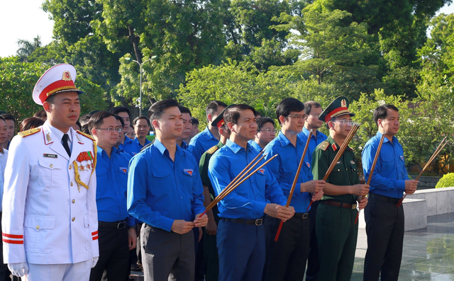 Ban Bí thư T.Ư Đoàn dâng hương tưởng niệm các anh hùng liệt sĩ - Ảnh 1.