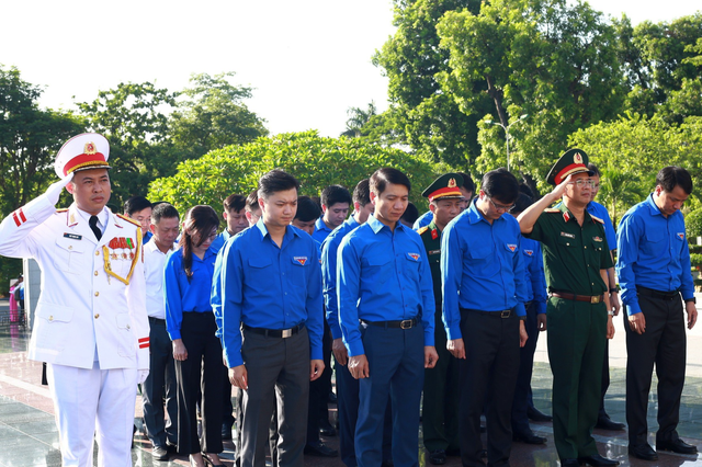 Ban Bí thư T.Ư Đoàn dâng hương tưởng niệm các anh hùng liệt sĩ - Ảnh 2.