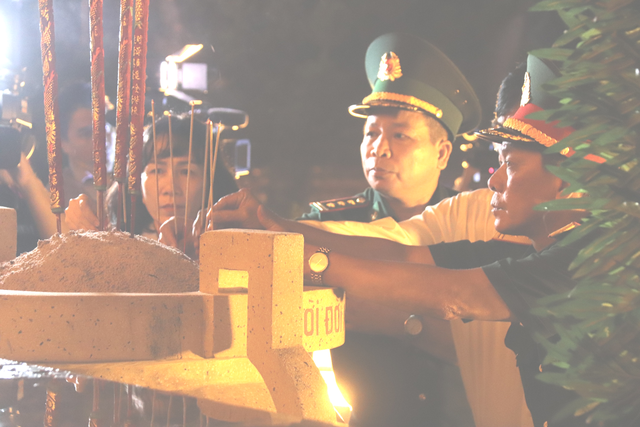 Bình Thuận: Hàng nghìn người thắp nến tri ân anh hùng liệt sĩ ở nghĩa trang tỉnh - Ảnh 2.