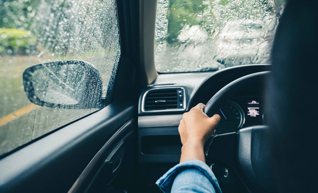 6 điều cần lưu ý khi lái ô tô dưới trời mưa - Ảnh 1.