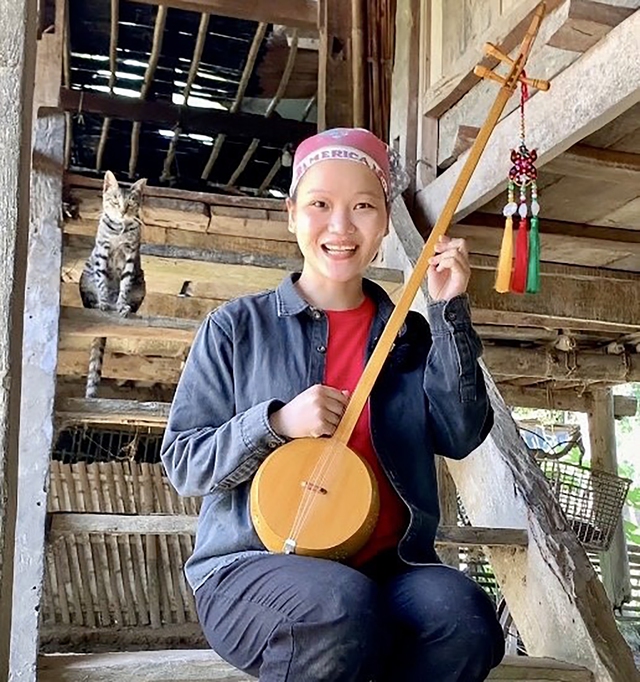 Trên tay Thảo Nguyên là đàn tính, một nhạc cụ quan trọng trong loại hình hát then đặc trưng của các dân tộc Tày, Nùng, Thái