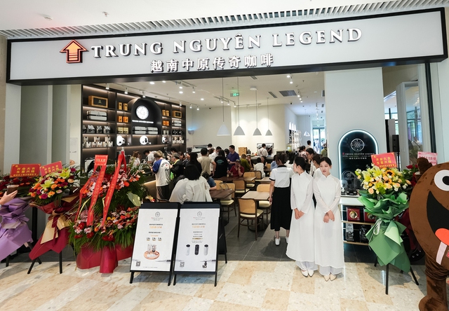 Thế giới cà phê Trung Nguyên Legend tại trung tâm thương mại One East, Thượng Hải tiếp tục thu hút đông đảo người yêu cà phê quốc tế đến trải nghiệm trong ngày đầu tiên ra mắt