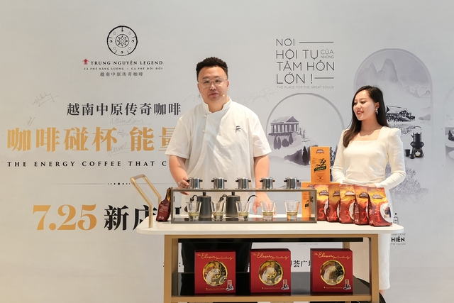 Người yêu cà phê quốc tế thích thú thưởng lãm nghệ thuật pha chế Cà phê phin - một di sản văn hóa cà phê Việt Nam trong sự kiện khai trương Thế giới cà phê Trung Nguyên Legend tại One East, Thượng Hải