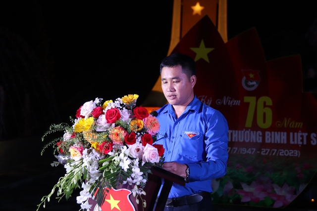 Bình Thuận: Hàng nghìn người thắp nến tri ân anh hùng liệt sĩ ở nghĩa trang tỉnh - Ảnh 1.