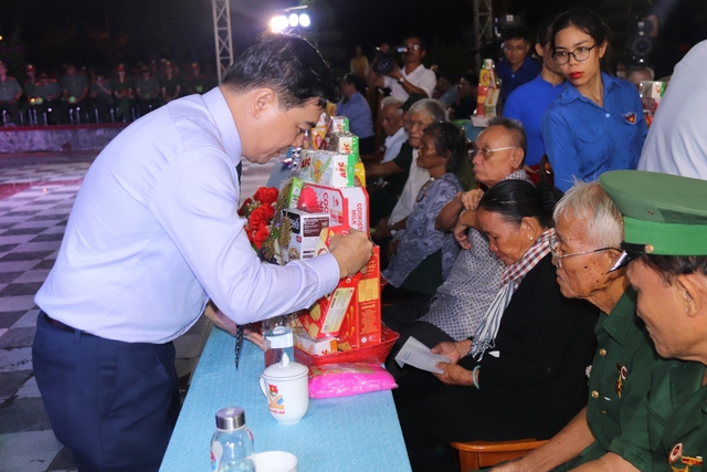 Bình Thuận: Hàng nghìn người thắp nến tri ân anh hùng liệt sĩ ở nghĩa trang tỉnh - Ảnh 3.