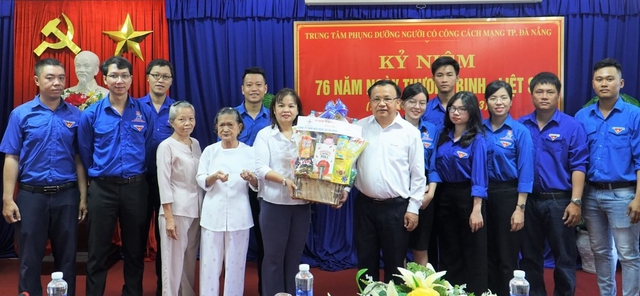 Công đoàn và Đoàn thanh niên PC Đà Nẵng đến thăm, tặng quà Trung tâm Phụng dưỡng người có công cách mạng TP.Đà Nẵng