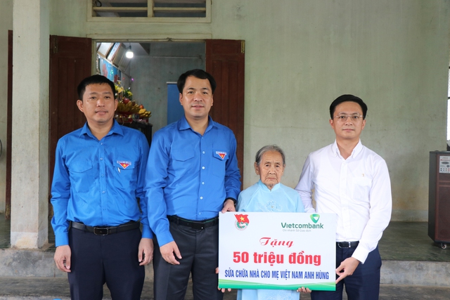 Thăm hỏi, hỗ trợ kinh phí sửa chữa nhà cho mẹ Việt Nam anh hùng - Ảnh 6.
